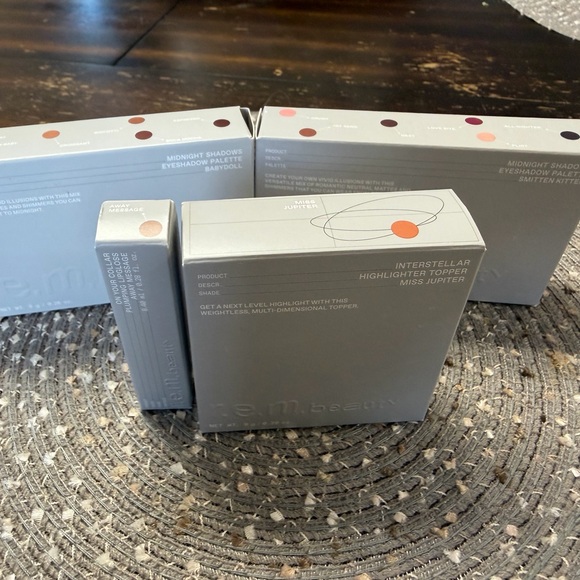 Eyeshadow Palette and Lip Gloss Set - Bronze and Brown including a Highlighter - Picture 4 of 8